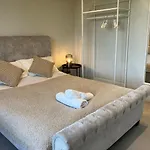 Stylish 1 Bed Flat With Private Terrace In Wimbledon - 3 The Queens