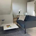 Stylish 1 Bed Flat With Private Terrace In Wimbledon - 3 The Queens