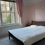 1 Bedroom Apartment In The Heart Of West London