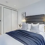2Br London Hideaway With Balcony Near Westfield Mall