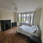 Spacious Central 5 Bedroom House By Tube Station