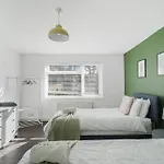 Stylish 3 Bedroom House Close To Streatham Hill Station
