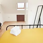 Iris Apartment In Wembley