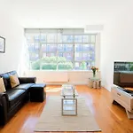 Lovely 2 Bed Flat In Canal Side Gated Development
