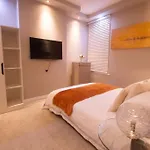 Oikoshomes Three Bedroom Flat In London