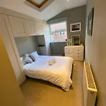 Gorgeous Hammersmith Home. Sleeps 6. Tube 5 Mins!