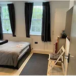 Central London Property-Ensuite, Double And Budget Room
