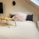 Luxury 4 Bed 2 Bath House With Garden Near Wimbledon