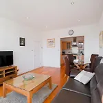 Stylish 2 Bed Flat In Canal Side Gated Development