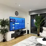 Beautiful 2-Bed High Rise Apartment In Royal Wharf