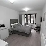 East London 1-Bed Studio Sleeps 2 4 Mins To Tube