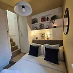 West Kensington Flat, Balcony