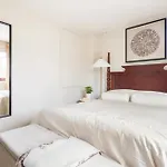 Spring Stays Cosy 2-Bed Residence With Free Parking