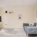 Stylish 2Bed With Sky Window