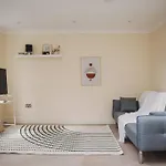 Stylish 2Bed With Sky Window