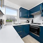 Central & Modern 1 Bed Apartment - 3Min To Train Station & Sleeps 4 - The Holloway Suite