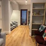 Charming 4 Bed Town House With Roof Terrace