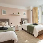 Homely And Stylish Apartment With A Garden In East Finchley