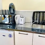 London Studio Apartments, Private Bathroom, Kitchenette, Parking, Np7