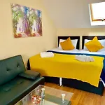London Studio Apartments, Private Bathroom, Kitchenette, Parking, Np7