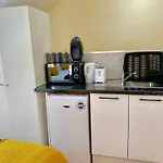 London Studio Apartments, Private Bathroom, Kitchenette, Parking, Np7