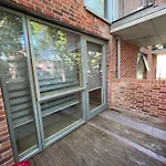 Spacious 2 Bedroom Modern Flat & Parking