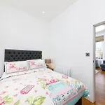 Stylish Holiday/Short Let - 1 Bedroom Apartment.