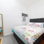 Stylish Holiday/Short Let - 1 Bedroom Apartment.