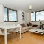 2 Bedroom East London Apartment With Amazing Views