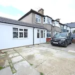 Spacious 5 Bedroom House Next To Tottenham Stadium