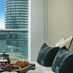 Stunning 2 Bed, 2 Bath High Rise Property Minutes From Canary Wharf