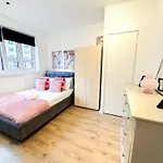 Vibrant 3 Bedrooms Flat With Private Balcony Near Finsbury Park, Wood Green