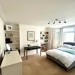 Spacious Comfortable Flat With Free Parking In East Finchley, Muswell Hill & Close To Alexandra Palace