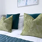 Bright & Large 3 Bed Flat In London