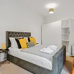 Central London 2-Bed With Garden