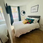 Covent Garden Newly Renovated Apartment