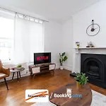 Three Bedroom Apartment At Buonomo Stays Short Lets & Serviced Accommodation Close To Wimbledon Tennis Courts