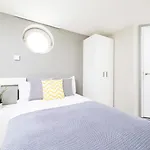 Student Only, Ensuite Room In A Apartment At London