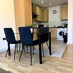Two Bedrooms Flat In Stratford