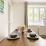 Penthousestays Wimbledon - Chic 2 Bedroom King Bed Apartment With Balcony - 2 Mins From Wimbledon Tennis Club And Museum - Aeltc