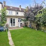 The Roundway Styles & Cosy Private Rooms In London
