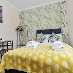 The Roundway Styles & Cosy Private Rooms In London