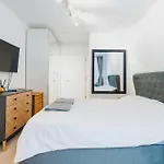 Brixton Village Flat- Private En-Suite Double Bedroom