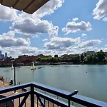 Wapping 700Sqft 2 Bedroom Apartment - South Facing Dockside Views - Secure Parking