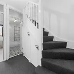 Central & Modern 1 Bed Apartment - 3Min To Train Station & Sleeps 4 - The Holloway Suite