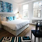 Contemporary 3 Double Bedroom 2 Bathroom Haven In The Heart Of Chelsea Exquisite London Apartment With A Designer\'S Touch