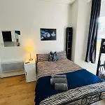 Wonderful Fully-Equipped Studio Near Central London 8