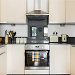 Elegant 2-Bedroom Flat Near London Bridge - Perfect Location With Easy City Access