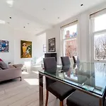 Elegant 2-Bedroom Flat Near London Bridge - Perfect Location With Easy City Access