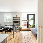 Stylish Chiswick Apartment With A Private Terrace